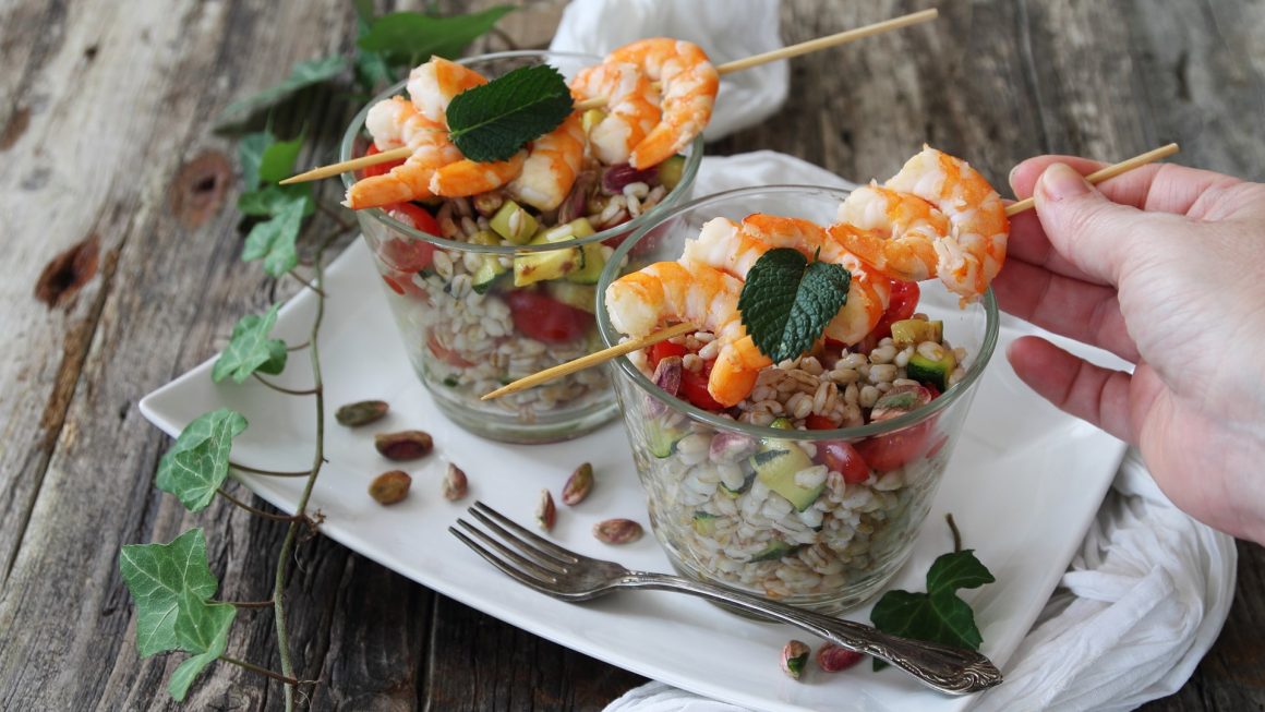 Insalata di orzo con gamberi e verdure