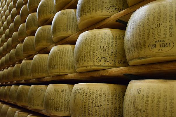 Napoli: pestato a sangue per aver rubato 100 forme di formaggio