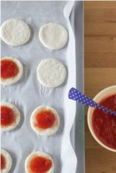dischetti di impasto su teglia forno