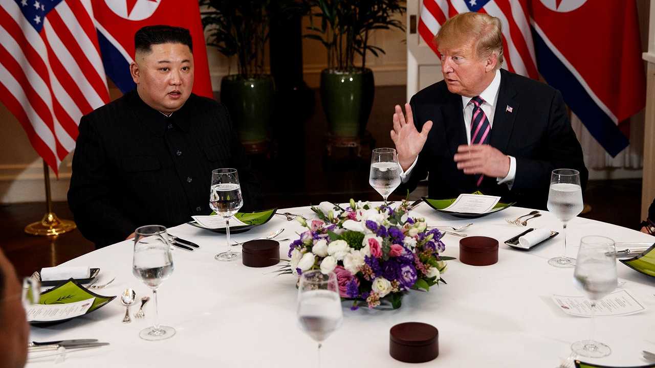 La cena di Donald Trump e Kim Jong Un, che si è portato dietro l’assaggiatore (si sa mai)