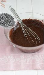 gocce di cioccolato aggiunte all'impasto