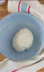 palla di impasto pizzette di yogurt