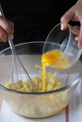 uovo unito all'impasto