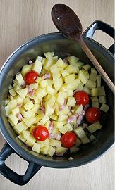 Aggiungete le patate, pomodorini, sale e pepe