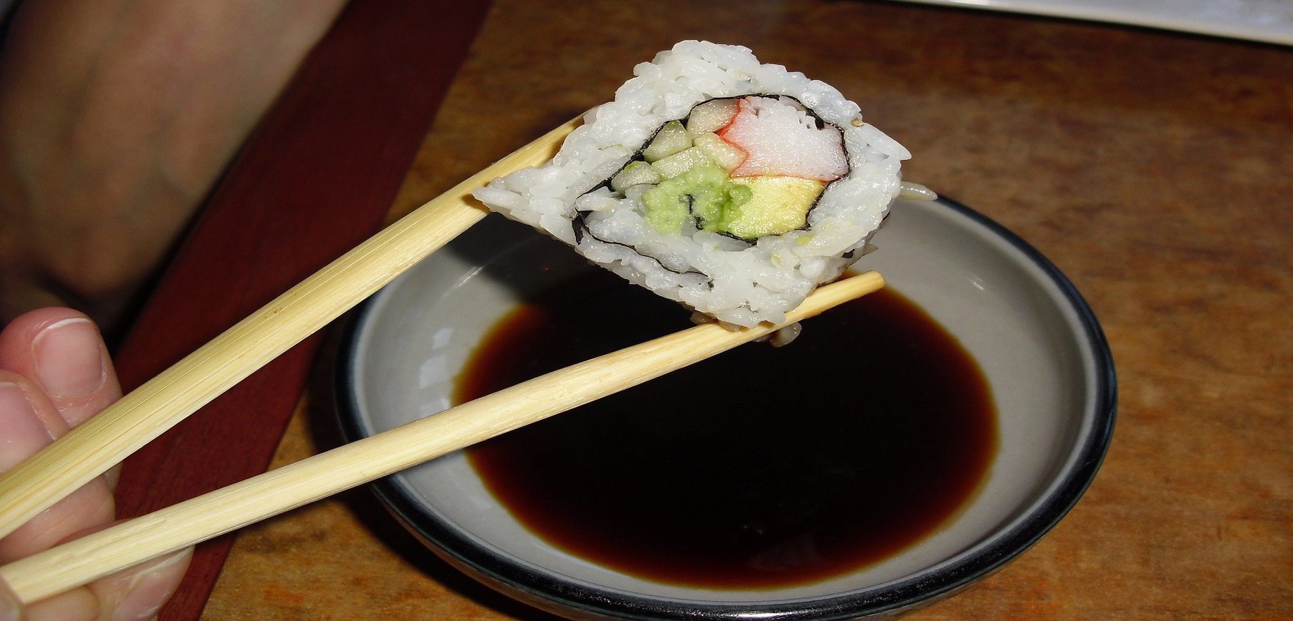 Sushi e salsa di soia in un ristorante giapponese