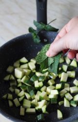 zucchine a dadini in padella