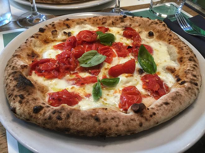 Lievità: Margherita con pomodorini del Piennolo