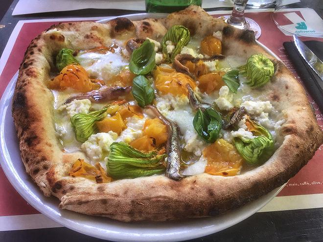 Lievità: Fiori di zucca, alici e pomodorini gialli
