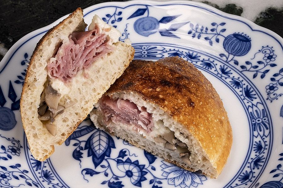 Amor a Milano dei fratelli Alajmo: Masscalzone al prosciutto e funghi