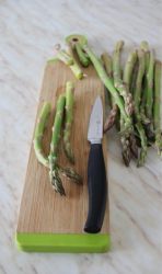 tagliere di asparagi crudi