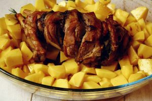 cosciotto con patate crude in teglia