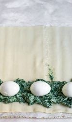 farcia e uova su un lato della sfoglia