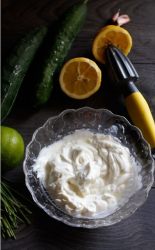 ingredienti Tzatziki in una ciotola