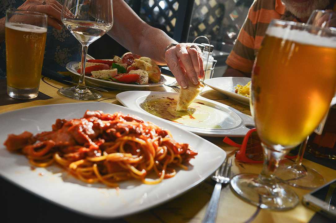 Pasqua 2020: a pranzo gli italiani si metteranno a tavola in 3, mediamente