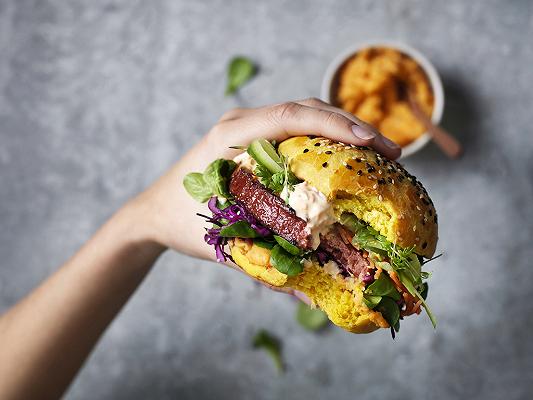 Hamburger vegani troppo simili alla vera carne, boom di teorie complottistiche