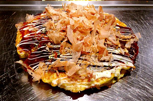 okonomiyaki frittata giapponese omelette street food katsuobushi fiocchi di tonno