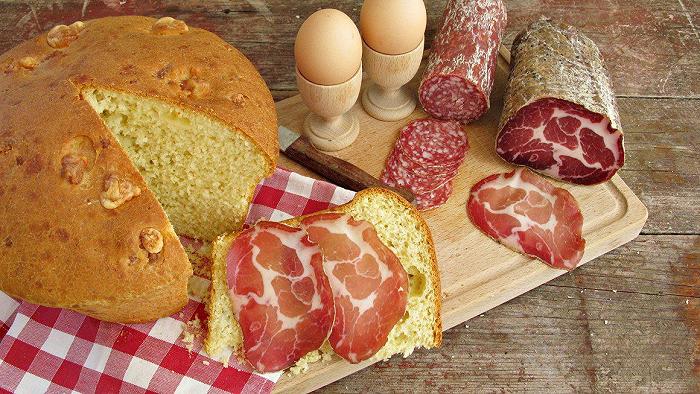 Pasqua 2022: il 66% degli italiani continua a preferire il menu tradizionale