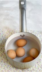 uova in pentolino coperte di acqua