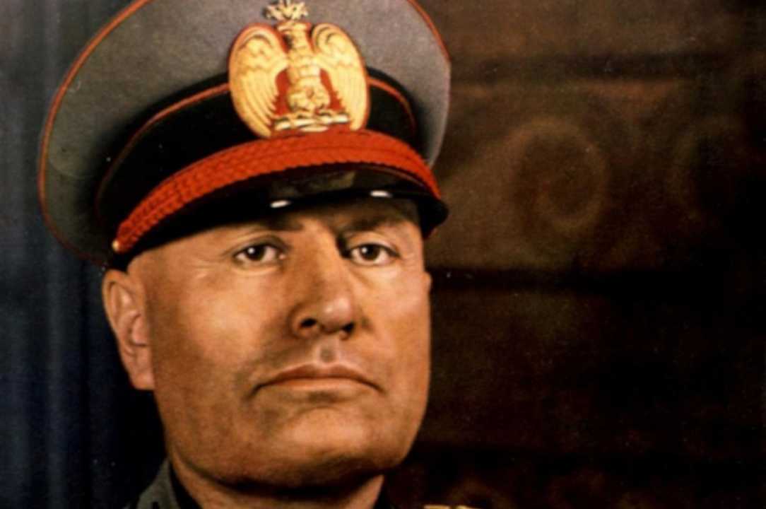 Benito Mussolini sulle bustine di zucchero al bar, per “goliardia”