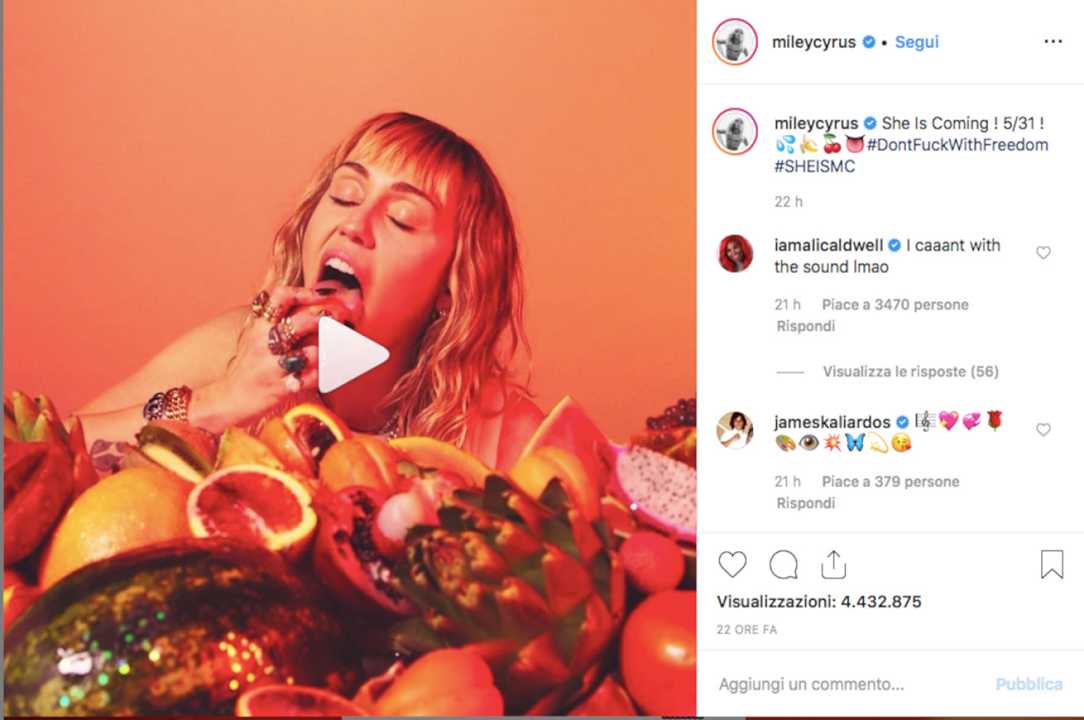 Miley Cyrus lancia il nuovo album da un cesto di frutta