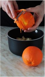 arancia a striscioline in un pentolino