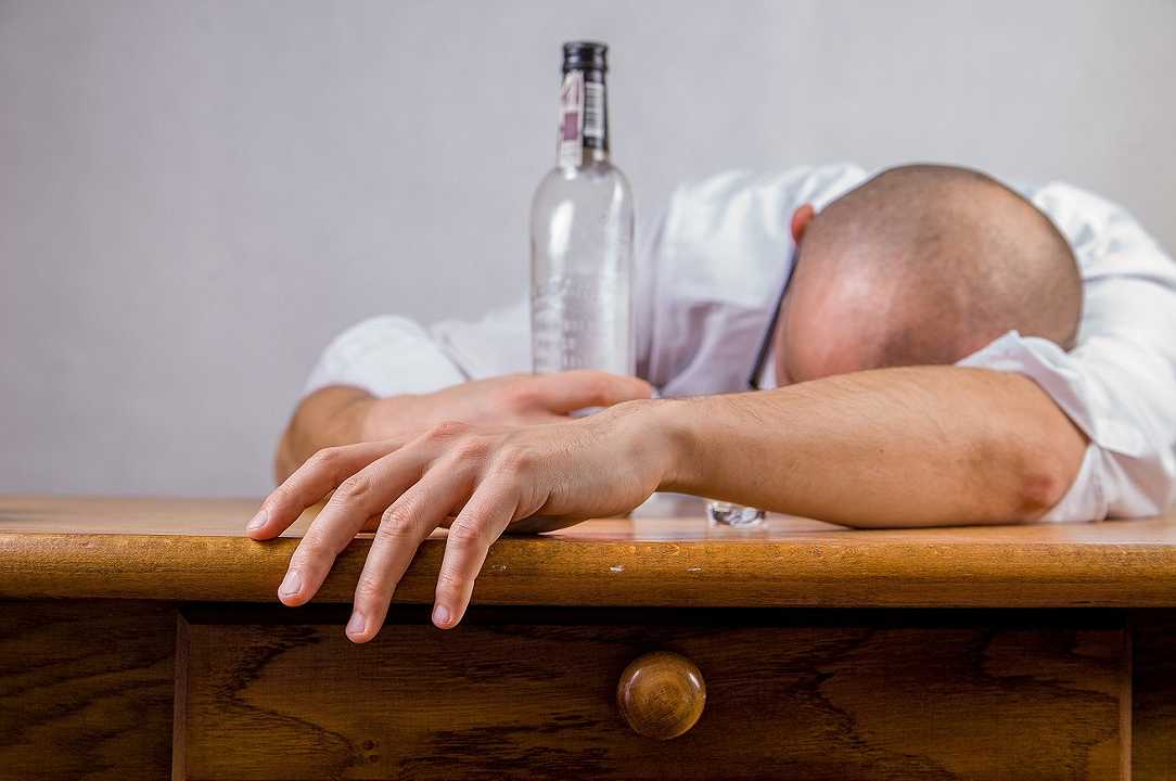 Alcol: in UK si beve meno, ma gli alcolisti non ricevono aiuti