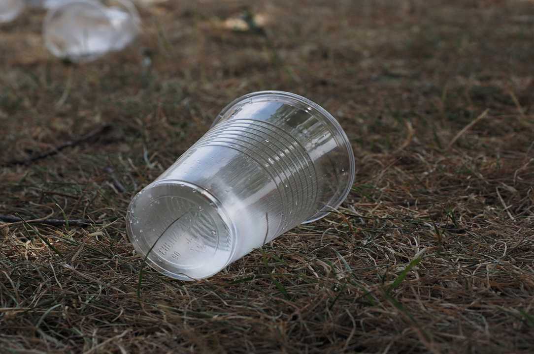 Plastica: Unicoop Firenze non venderà più bicchieri e piatti usa e getta