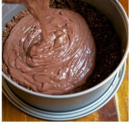 impasto al cioccolato nello stampo della cheesacake