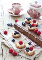 crostatine decorate con frutti rossi