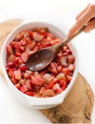 frutta a cubetti in pirofila