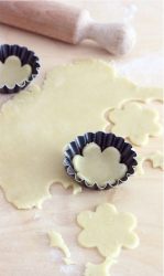 impasto inserito in stampini per crostatina
