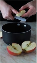 mele a tocchetti in un pentolino