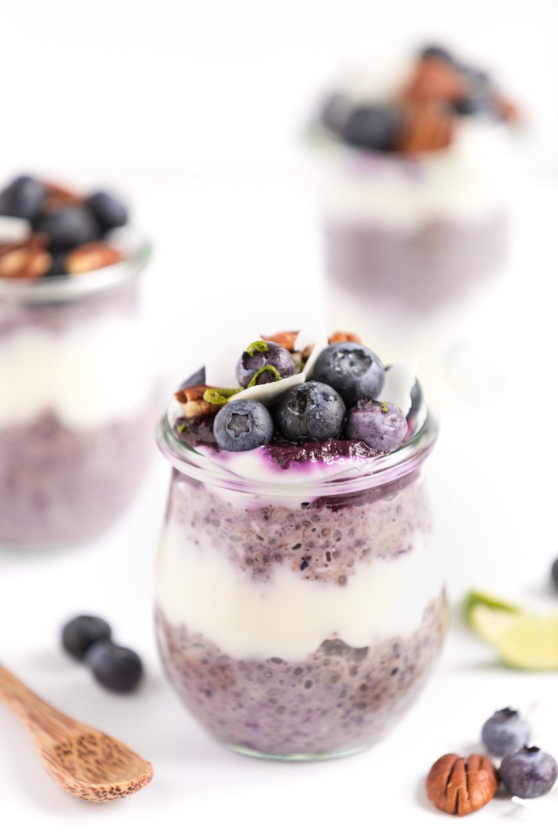 overnight-avena-ai-mirtilli-con-marmellata-di-semi-di-chia-e-mirtilli