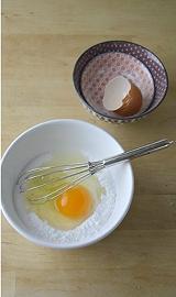 Sbattete uovo, zucchero e fecola
