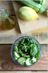 zucchina e basilico nel mixer per pesto