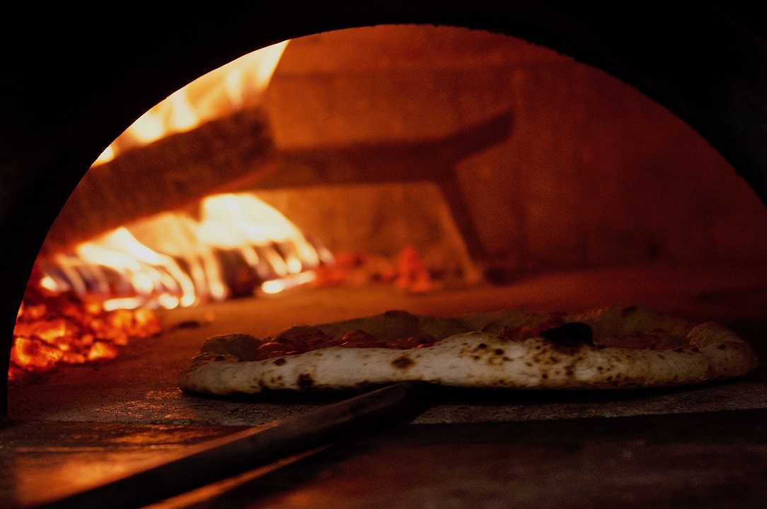 Pizza napoletana: un forno elettrico sta facendo litigare le associazioni