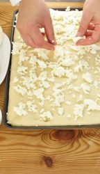 pizza con mozzarella a crudo sopra