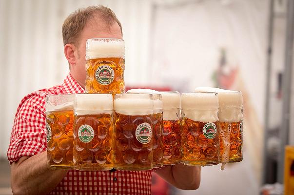 Birra: svuotano supermercato di Ostritz, in Germania, per lasciare a secco il festival neonazista