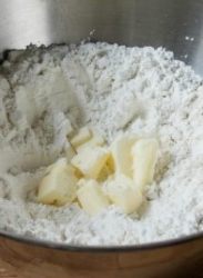 burro a tocchetti nella farina