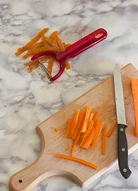 Pulite e tagliate la carota
