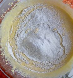 farina aggiunta all'impasto in ciotola