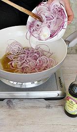 Cucina le cipolle nella salsa