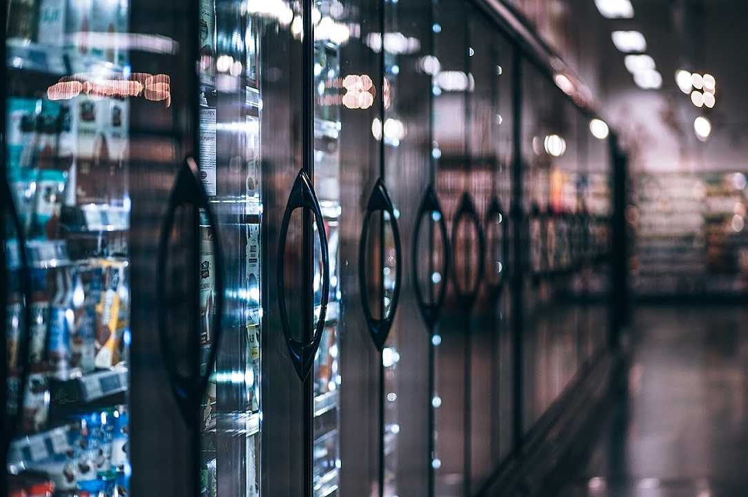Germania: uomo nudo si chiude nel congelatore di un supermercato, insieme al pesce
