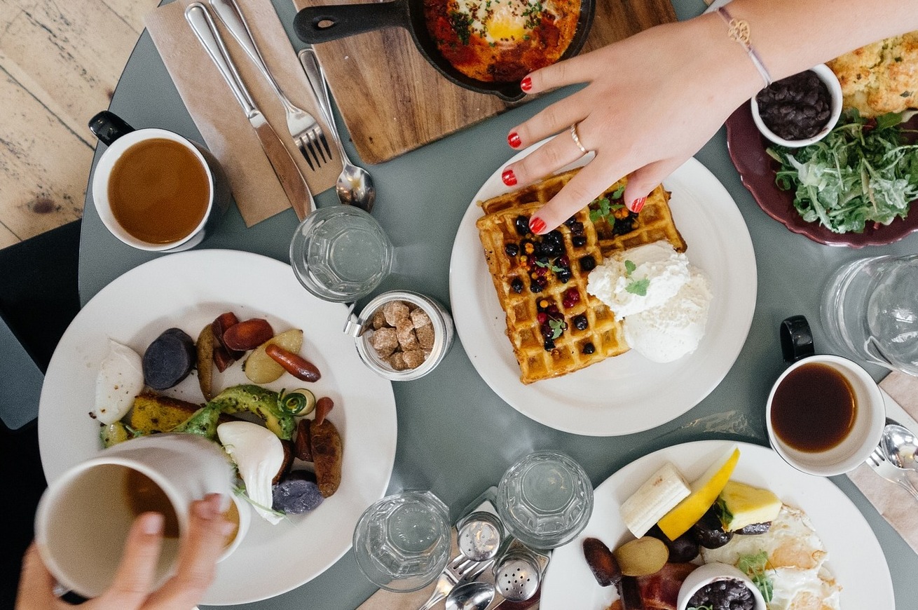 persone che mangiano con le mani
