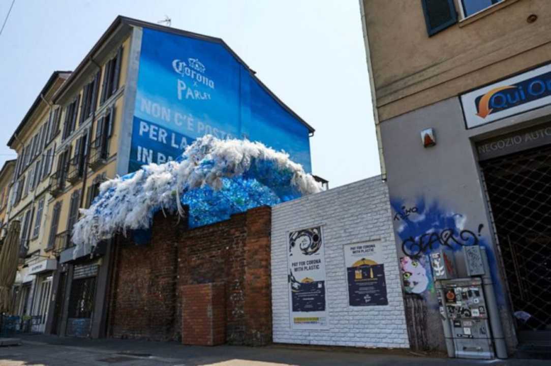 Birra gratis a Milano in cambio di plastica vuota: la trovata di Corona