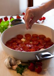 pomodori in padella aggiunta di sale