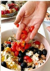 pomodori aggiunti all'insalata