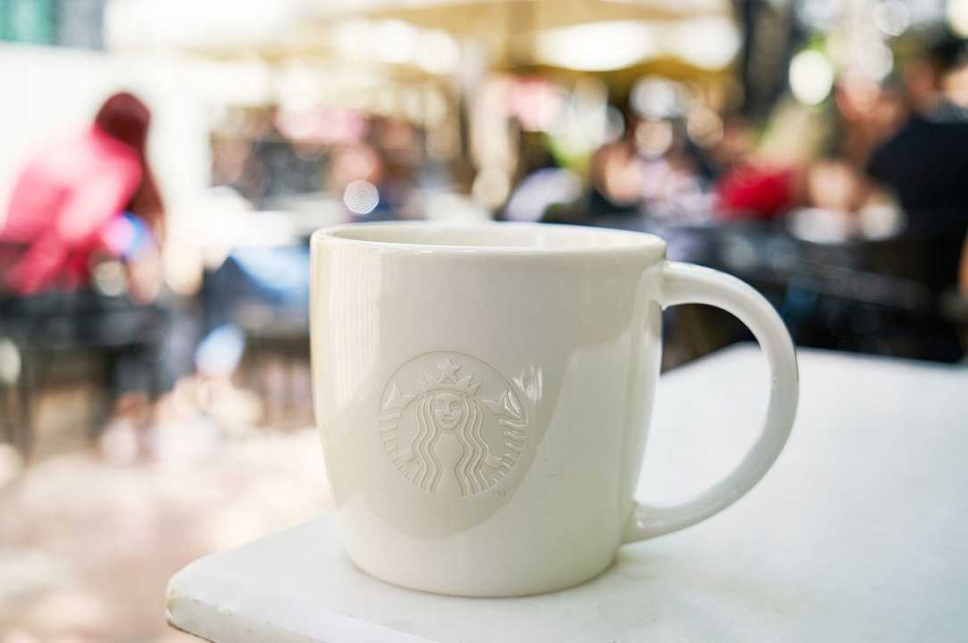 Starbucks testa le tazze riutilizzabili: il banco di prova è l’aeroporto di Londra