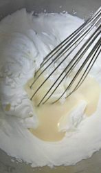 impasto crema mescolato con la frusta
