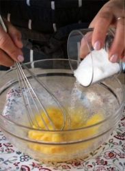 uova con zucchero in ciotola